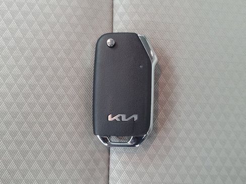 Used 2025 Kia Soul LX w/ LX Technology Package image 32