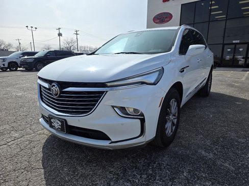 Used 2022 Buick Enclave Essence image 3