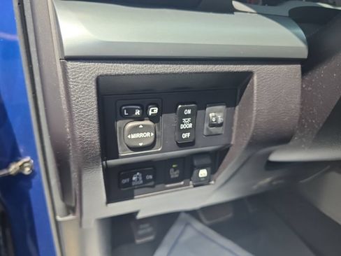 Used 2015 Toyota Tundra 4x4 CrewMax image 19