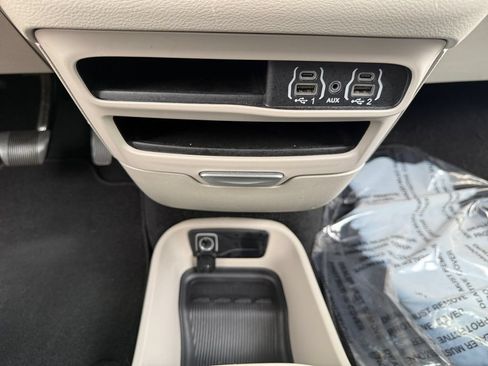 Used 2024 Chrysler Pacifica Touring-L FWD image 25