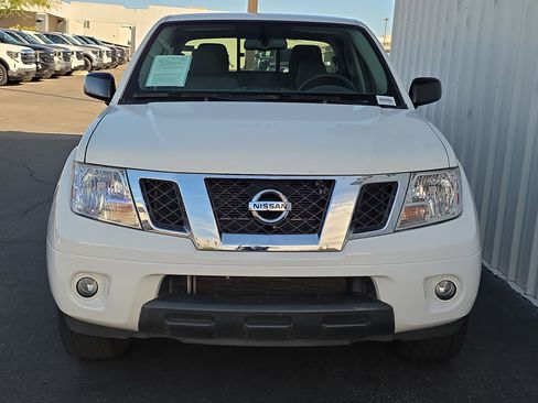 Used 2020 Nissan Frontier SV image 2