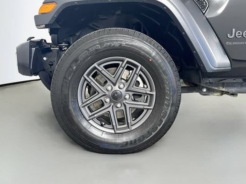 Used 2025 Jeep Gladiator Sport AWD/4WD image 32