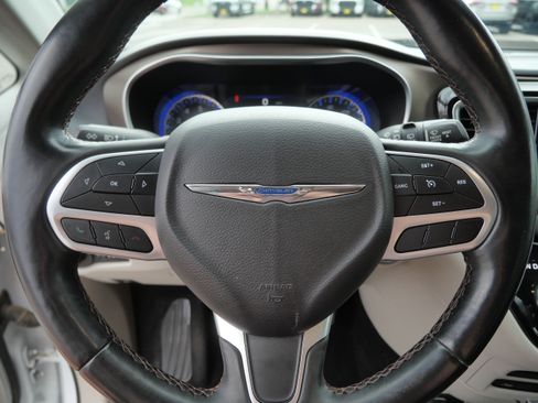 Used 2018 Chrysler Pacifica Touring-L Plus FWD image 26