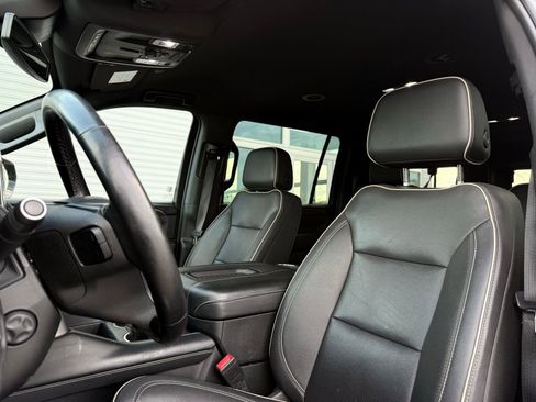 Used 2023 Chevrolet Suburban Premier RWD image 18