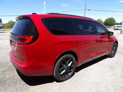 New 2026 Chrysler Pacifica Limited w/ Uconnect Theater Family Group