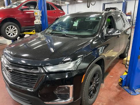 Used 2023 Chevrolet Traverse LT FWD image 1