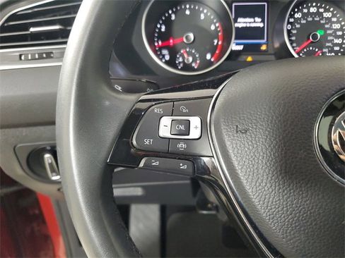 Used 2020 Volkswagen Tiguan SE w/ Panoramic Sunroof Package image 24