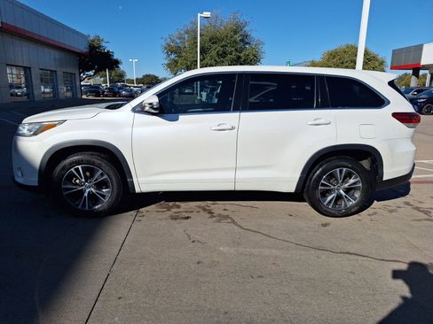 Used 2018 Toyota Highlander LE image 3