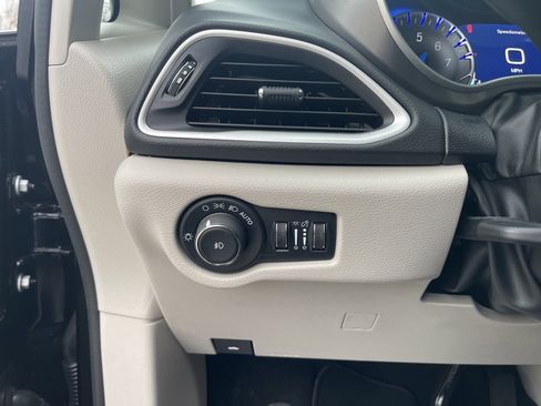 Used 2024 Chrysler Pacifica Touring-L image 56