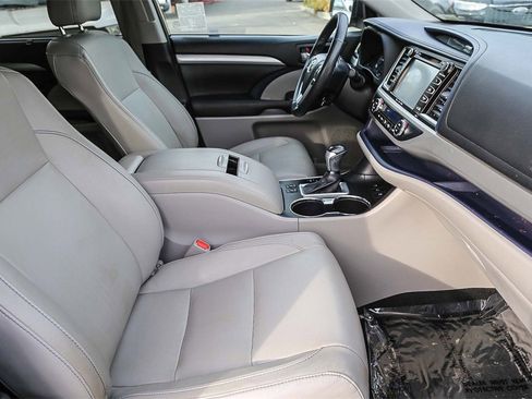 Used 2017 Toyota Highlander XLE image 19