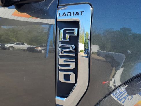 Used 2017 Ford F250 Lariat w/ Lariat Ultimate Package AWD/4WD image 8