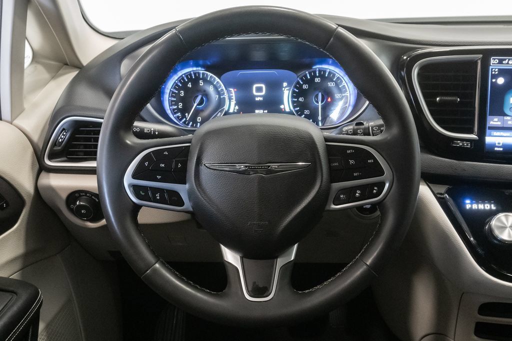 Certified 2024 Chrysler Pacifica Touring-L FWD image 12