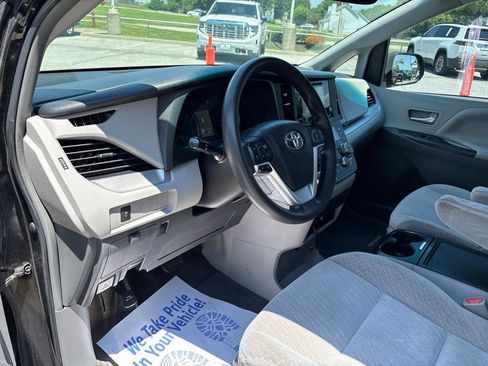 Used 2017 Toyota Sienna LE FWD image 60