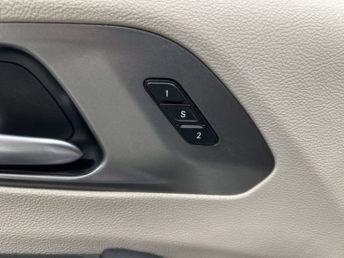 Used 2024 Chrysler Pacifica Touring-L image 13