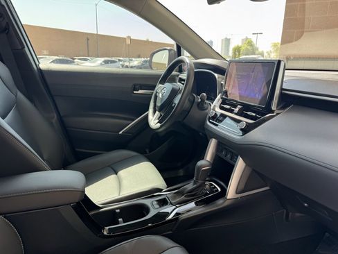 Used 2023 Toyota Corolla Cross XLE image 37