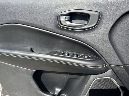 Used 2019 Jeep Compass Latitude FWD image 23