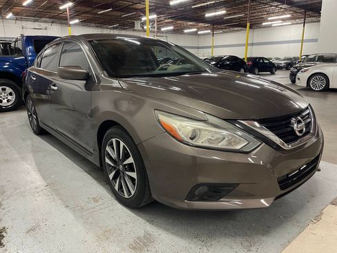 Used 2017 Nissan Altima 2.5 SV FWD image 2