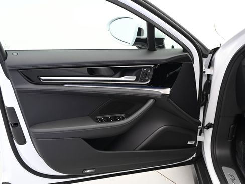 Used 2024 Porsche Panamera 4 image 38