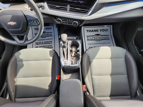 Used 2025 Chevrolet Trax LT FWD image 16