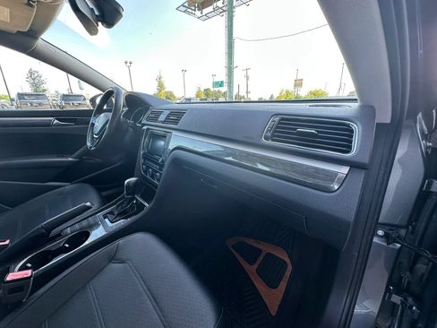 Used 2018 Volkswagen Passat 2.0T SE FWD image 22