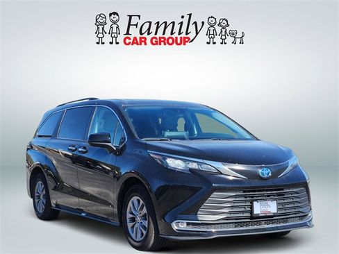 Certified 2024 Toyota Sienna XLE image 2
