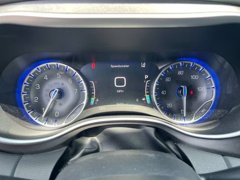 Used 2023 Chrysler Pacifica Touring-L FWD image 15