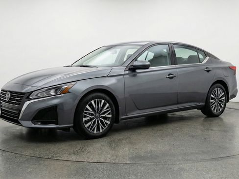 Used 2025 Nissan Altima 2.5 SV image 3