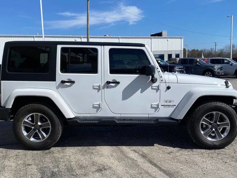 Used 2017 Jeep Wrangler Unlimited Sahara w/ Connectivity Group AWD/4WD image 7