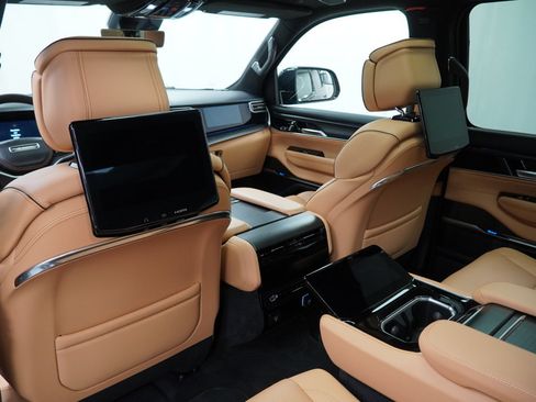 Certified 2025 Jeep Grand Wagoneer Series III w/ Rear Seat Video Group 1 AWD/4WD image 4