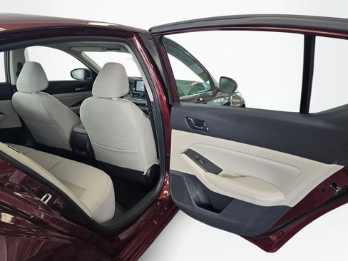 Used 2025 Nissan Altima 2.5 SV FWD image 36