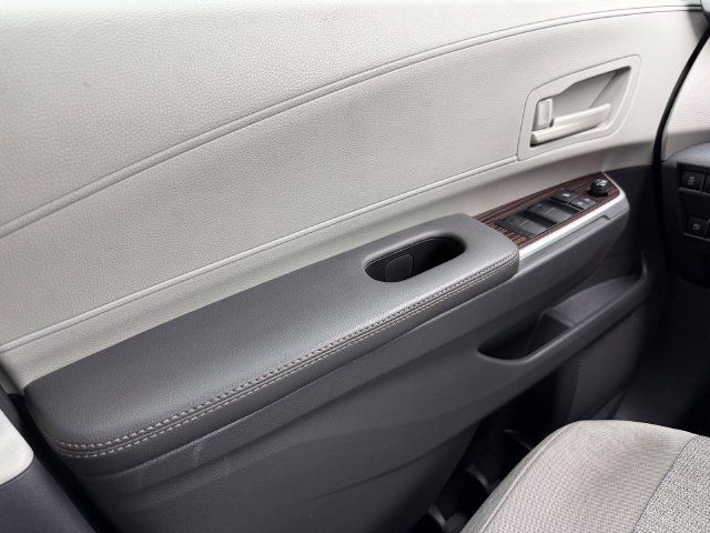 Certified 2022 Toyota Sienna LE FWD image 32