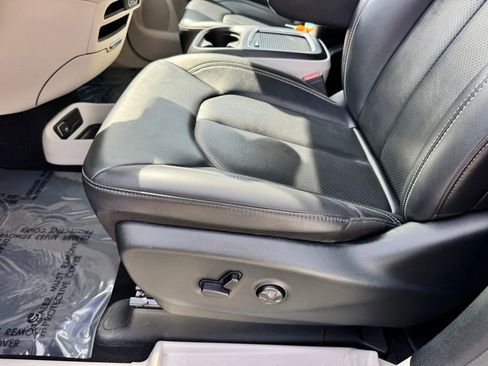 Used 2024 Chrysler Pacifica Touring-L FWD image 34