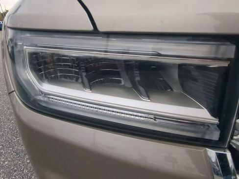 Used 2022 GMC Acadia SLT w/ Preferred Package image 11