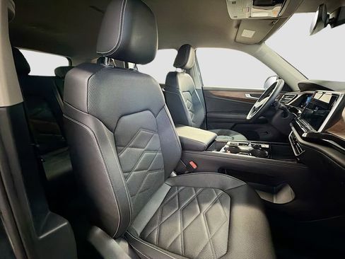 Used 2025 Volkswagen Atlas SE image 27