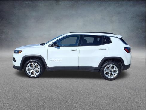 Used 2025 Jeep Compass Latitude AWD/4WD image 5