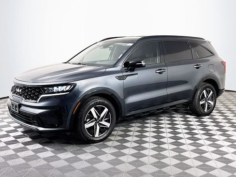 Used 2023 Kia Sorento S image 4