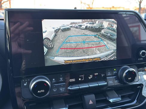 Used 2023 Toyota Highlander XLE image 20