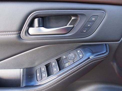 Used 2023 Nissan Rogue SL image 19