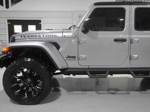 Used 2021 Jeep Gladiator Sport image 5