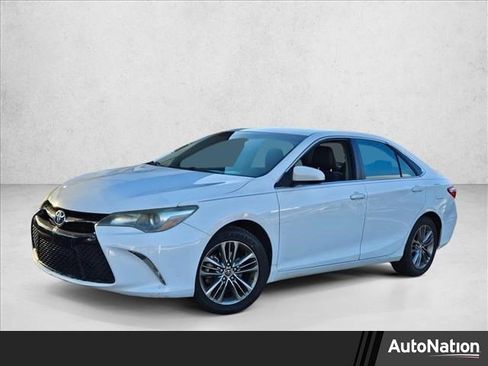 Used 2015 Toyota Camry SE image 1