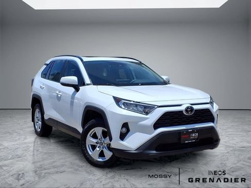 Used 2021 Toyota RAV4 XLE w/ Convenience Package FWD image 1