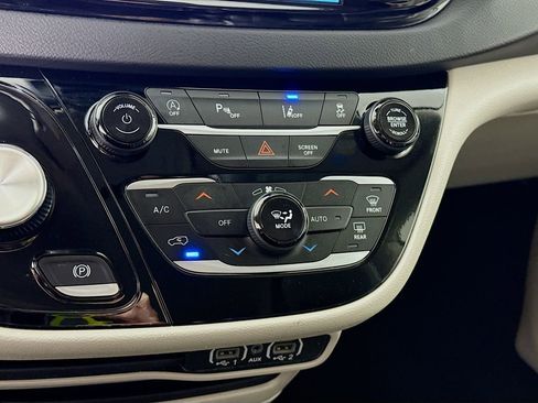 Used 2024 Chrysler Pacifica Touring-L image 8