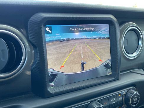 Certified 2022 Jeep Gladiator Overland w/ Trailer Tow Package image 23