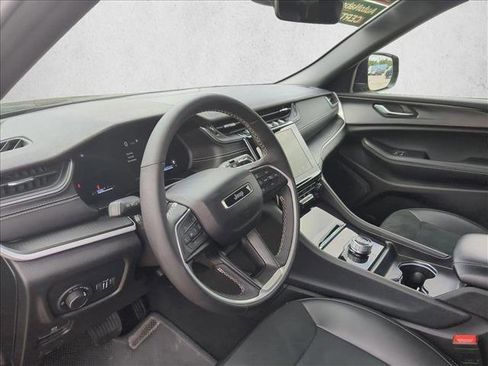 Certified 2025 Jeep Grand Cherokee Altitude AWD/4WD image 10