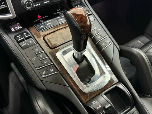 Used 2018 Porsche Cayenne Platinum Edition image 28