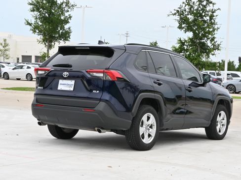 Used 2019 Toyota RAV4 XLE FWD image 9