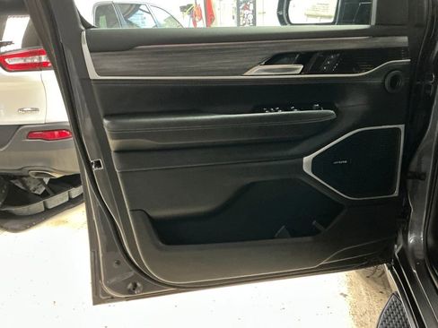 Used 2024 Jeep Wagoneer L Series II w/ Flexible Seating Group image 11