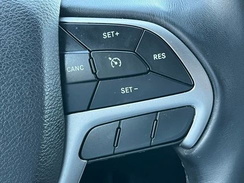 Used 2019 Jeep Grand Cherokee Laredo AWD/4WD image 34