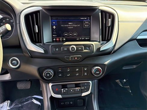 Used 2024 GMC Terrain SLE image 24
