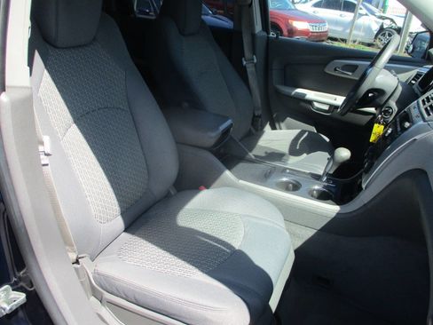 Used 2011 Chevrolet Traverse LS image 7